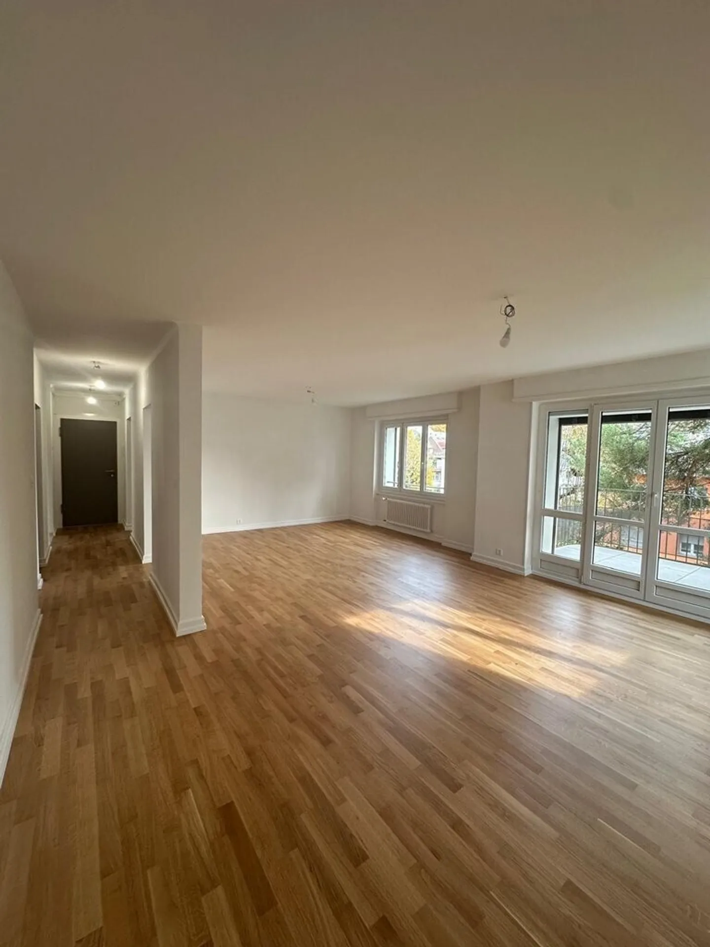 Appartement complétement renové de 4.5 pcs dans un quartier calme - Photo 4 sur 11