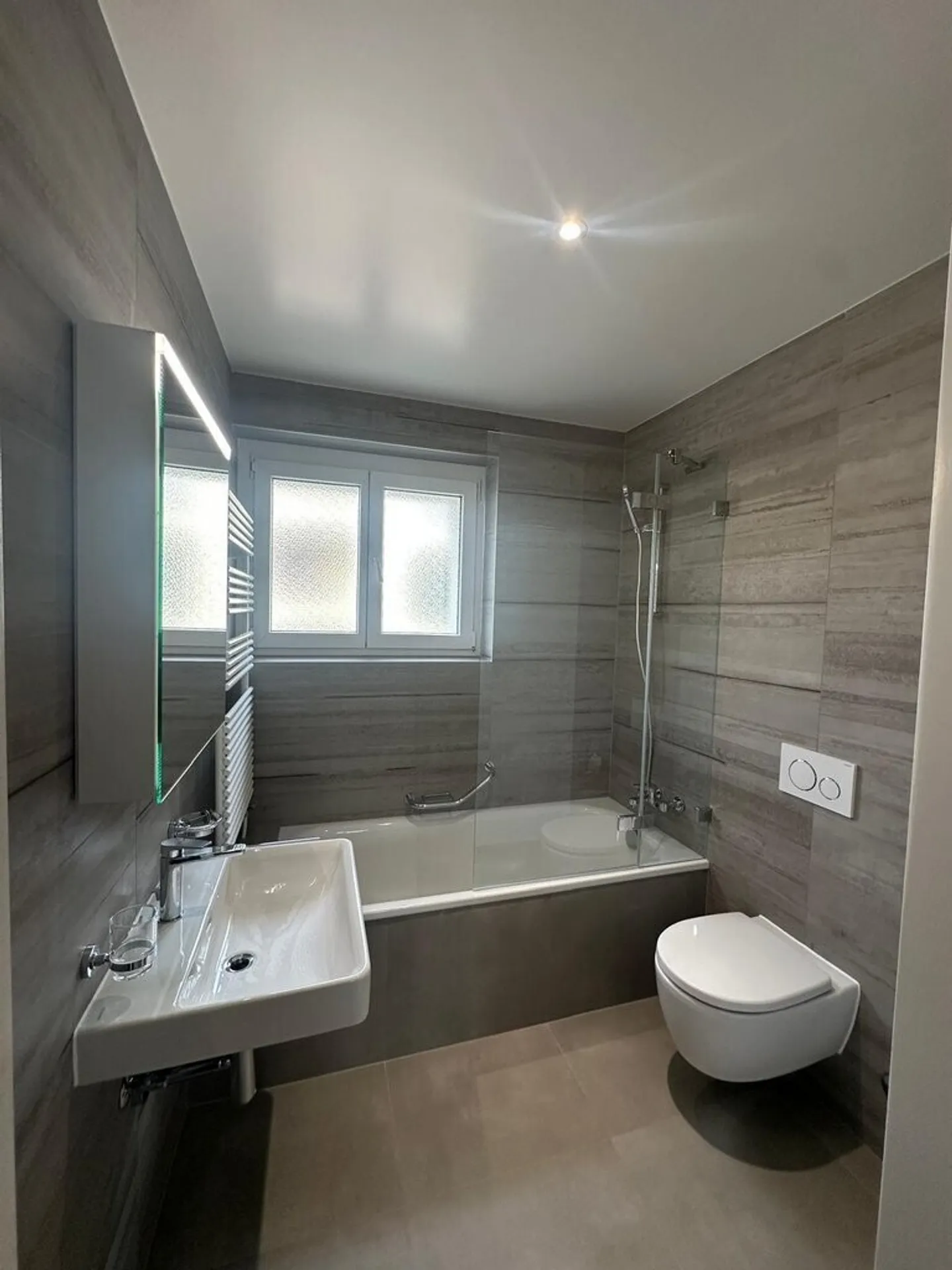 Appartement complétement renové de 4.5 pcs dans un quartier calme - Photo 9 sur 11