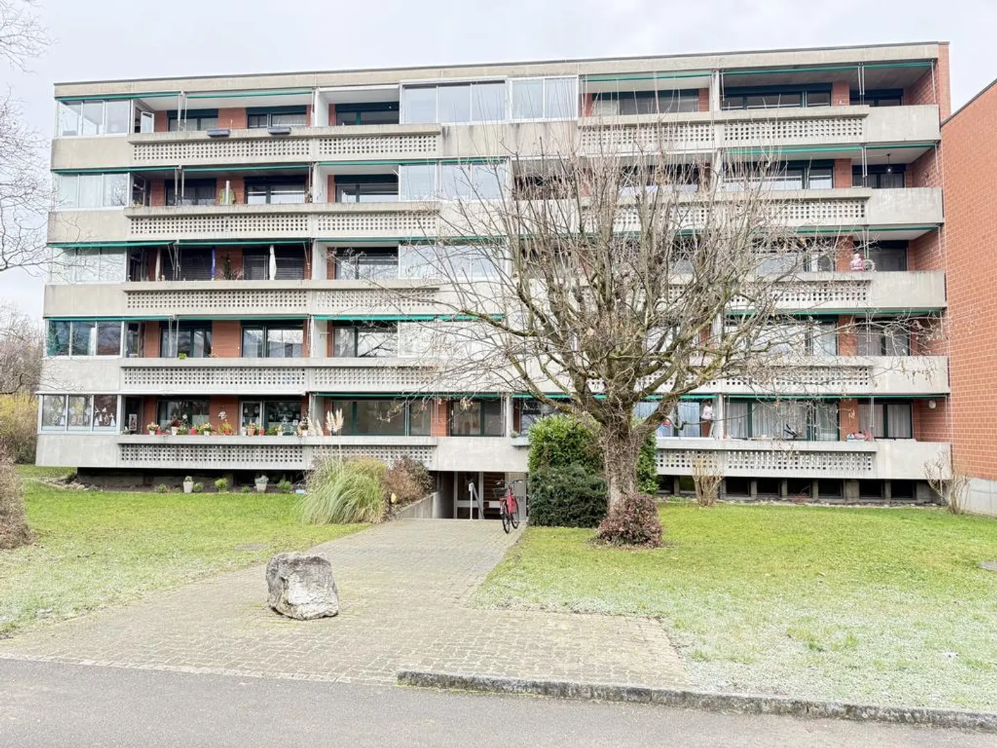 Geräumige und helle Wohnung mit Balkon - Nahe Dorfzentrum Aesch - Photo 1 of 9