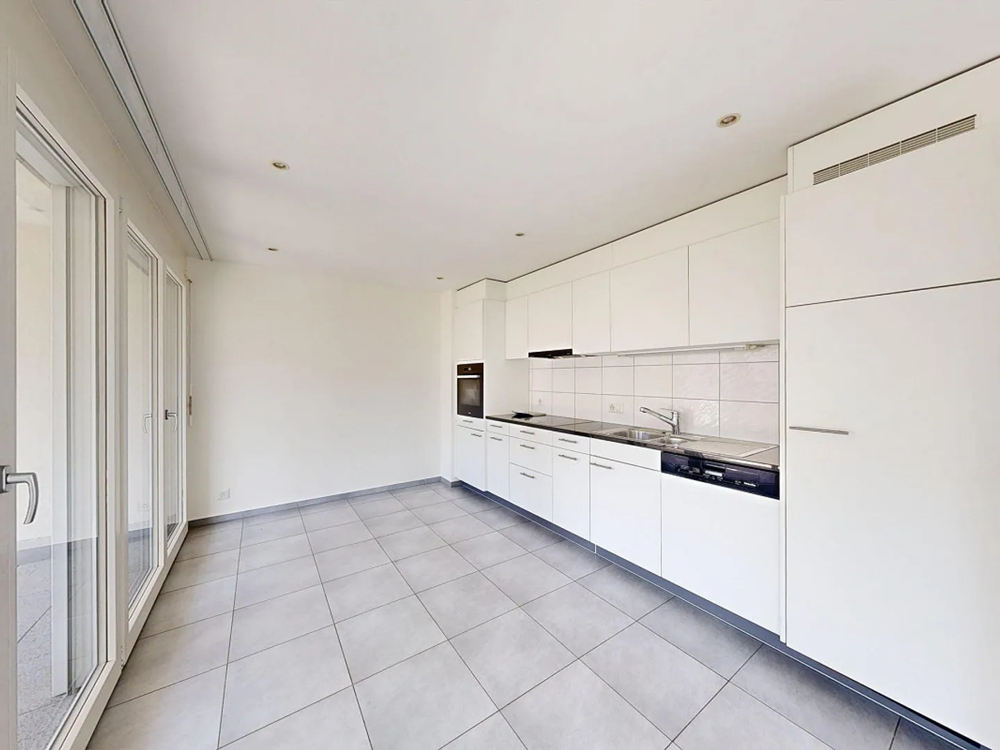 Bright 3.5-room apartment in building rights with balcony and outdoor parking space - Photo 2 of 10