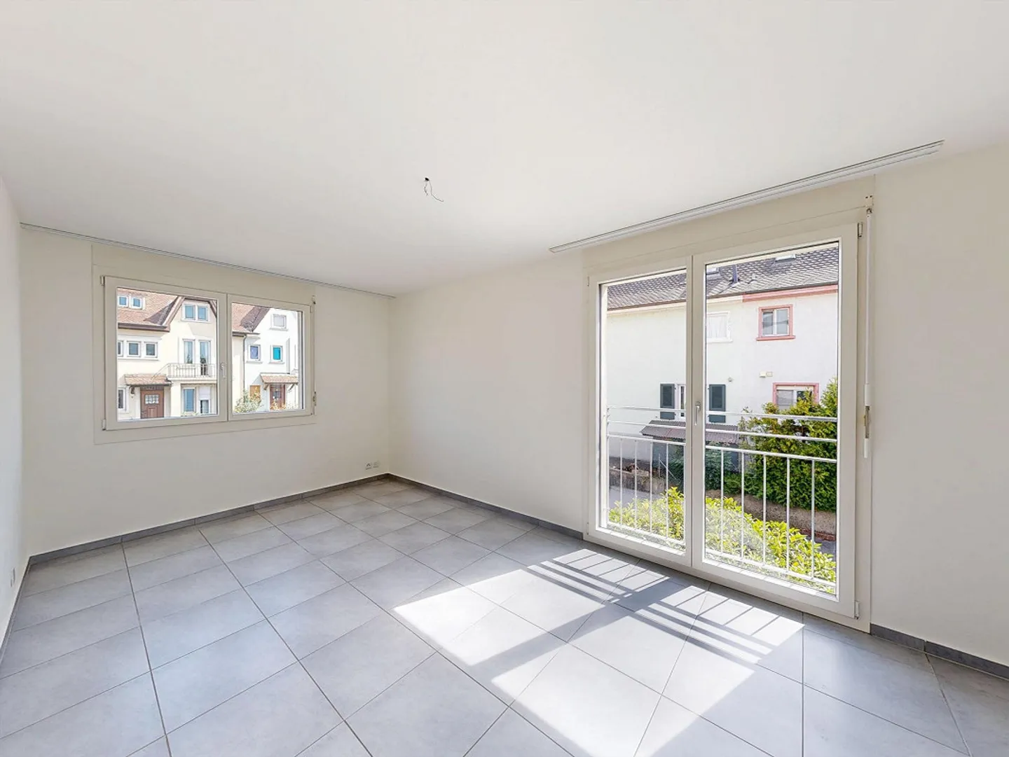 Bright 3.5-room apartment in building rights with balcony and outdoor parking space - Photo 3 of 10