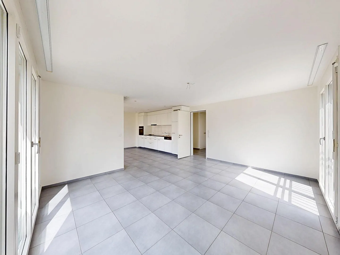 Bright 3.5-room apartment in building rights with balcony and outdoor parking space - Photo 4 of 10