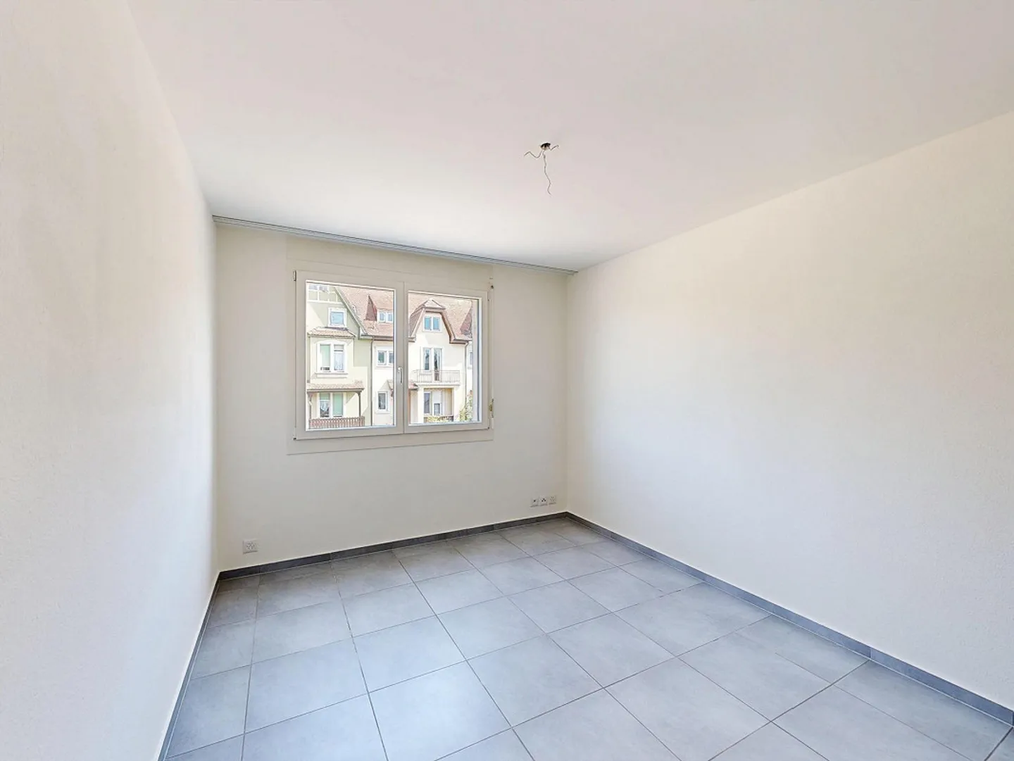Bright 3.5-room apartment in building rights with balcony and outdoor parking space - Photo 5 of 10