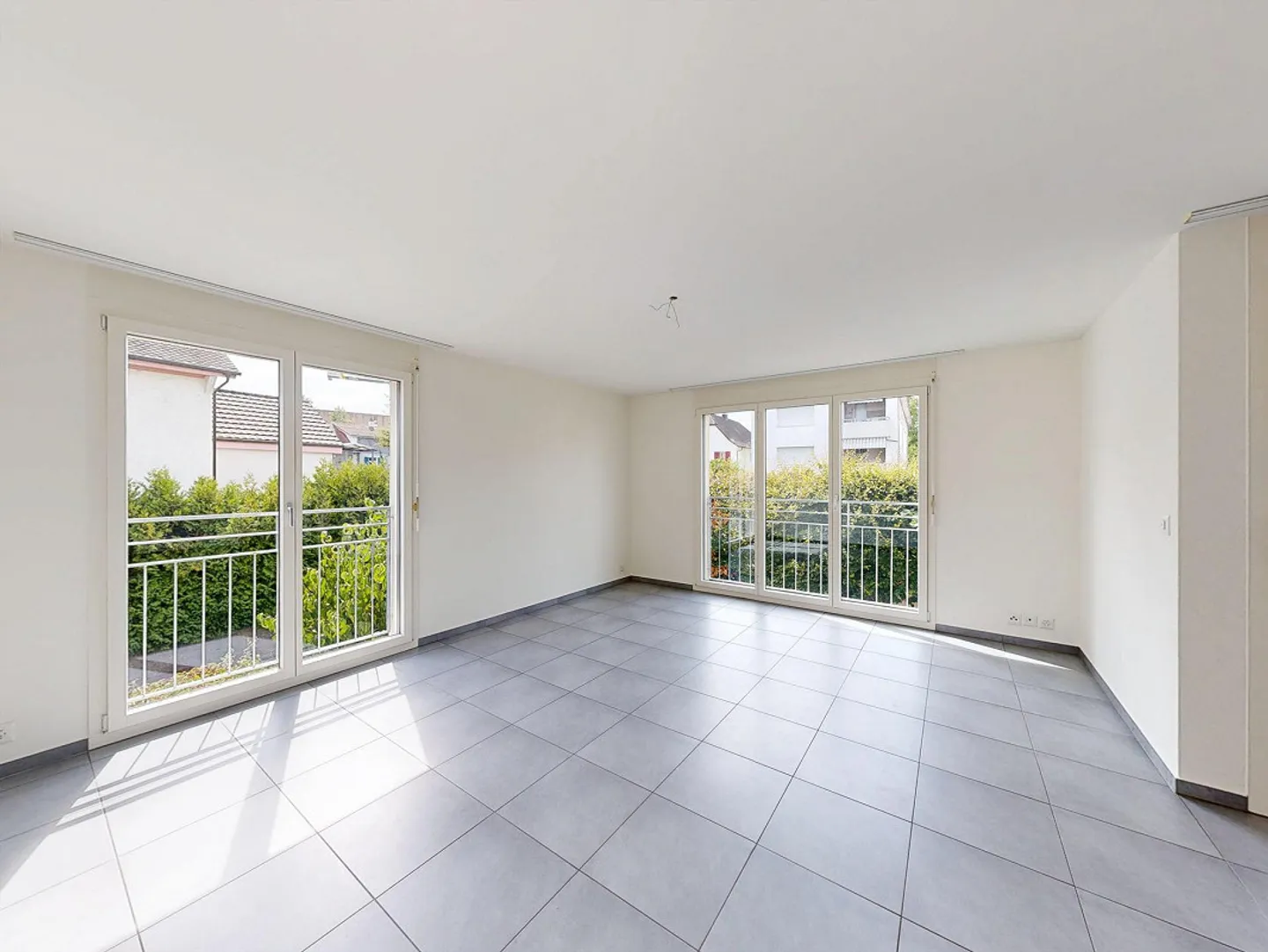 Bright 3.5-room apartment in building rights with balcony and outdoor parking space - Photo 1 of 10