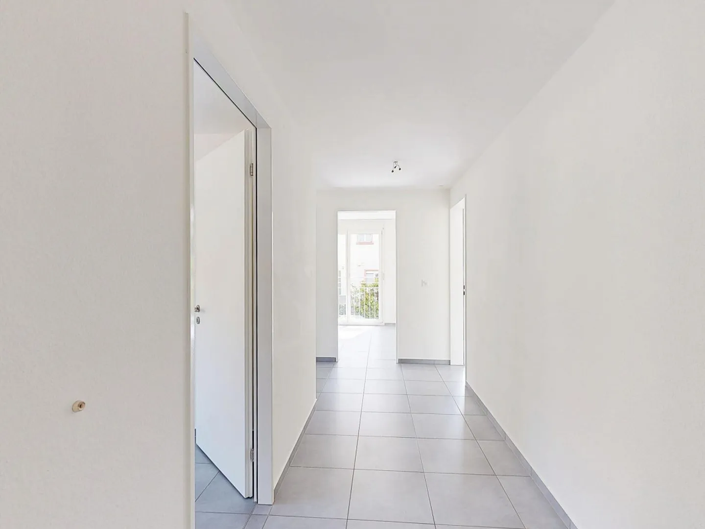 Bright 3.5-room apartment in building rights with balcony and outdoor parking space - Photo 6 of 10