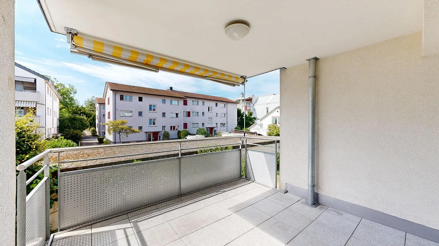 Bright 3.5-room apartment in building rights with balcony and outdoor parking space - Photo 8 of 10