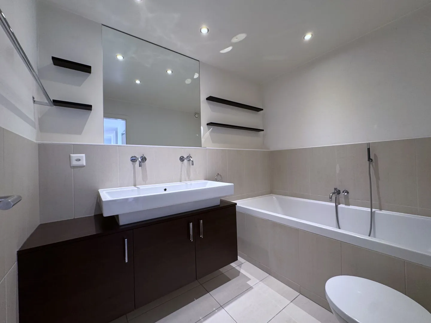 Elegant 4.5 rooms with terrace and exceptional lake view - Photo 7 of 17