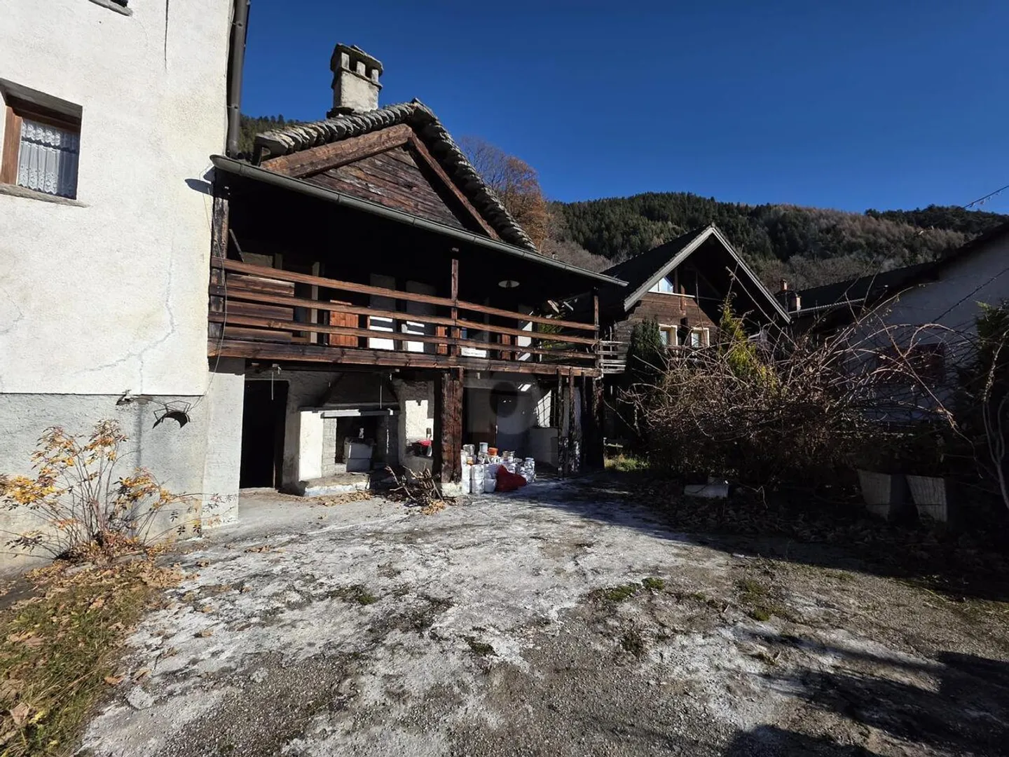 SPACIEUX ET ENSOLEILLÉ DANS UN EMPLACEMENT CALME - Photo 2 sur 6