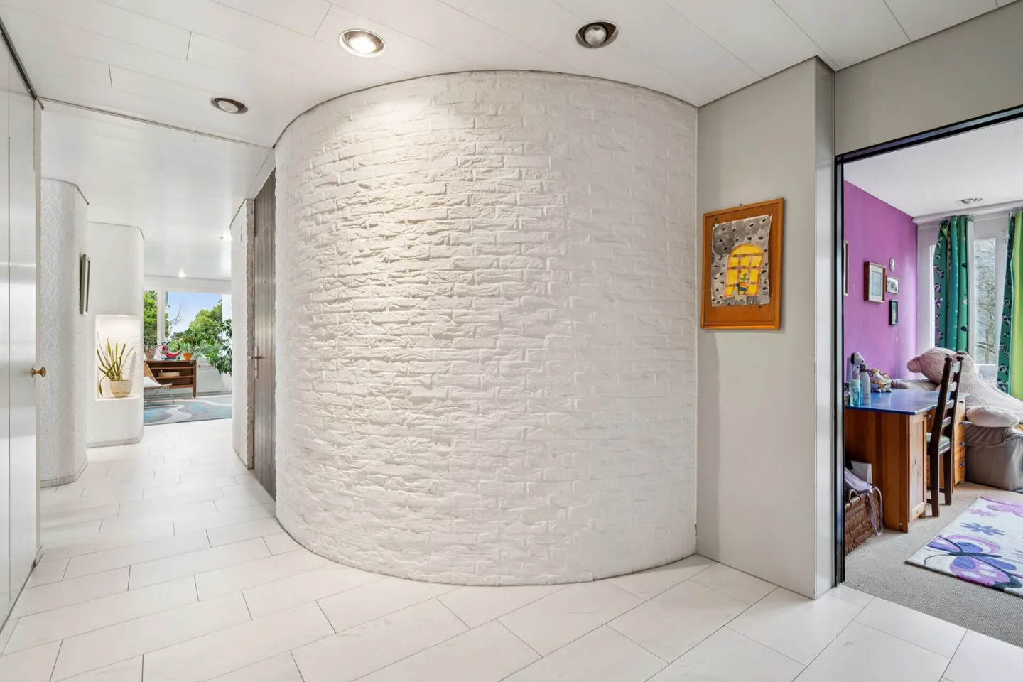 Appartement en attique de 4,5 pièces avec beaucoup de potentiel dans un emplacement calme - Photo 2 sur 13