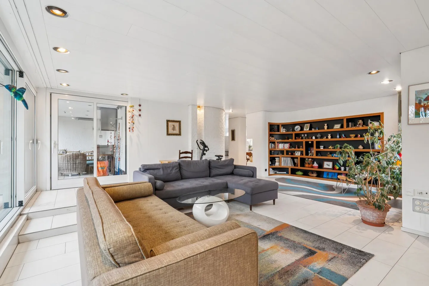 Appartement en attique de 4,5 pièces avec beaucoup de potentiel dans un emplacement calme - Photo 3 sur 13