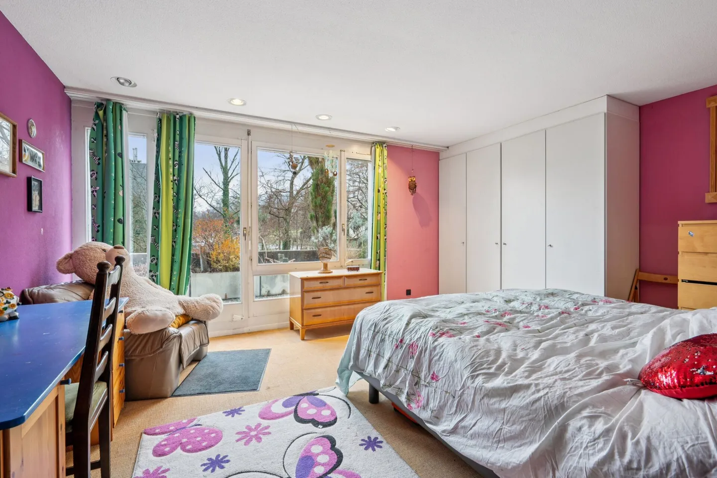 Appartement en attique de 4,5 pièces avec beaucoup de potentiel dans un emplacement calme - Photo 5 sur 13