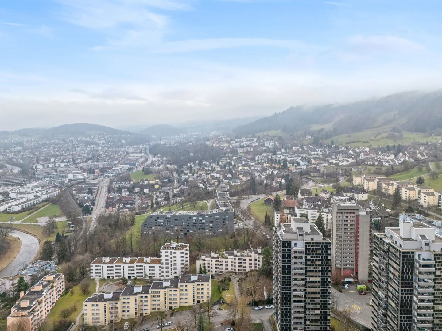 Appartement en attique de 4,5 pièces avec beaucoup de potentiel dans un emplacement calme - Photo 11 sur 13