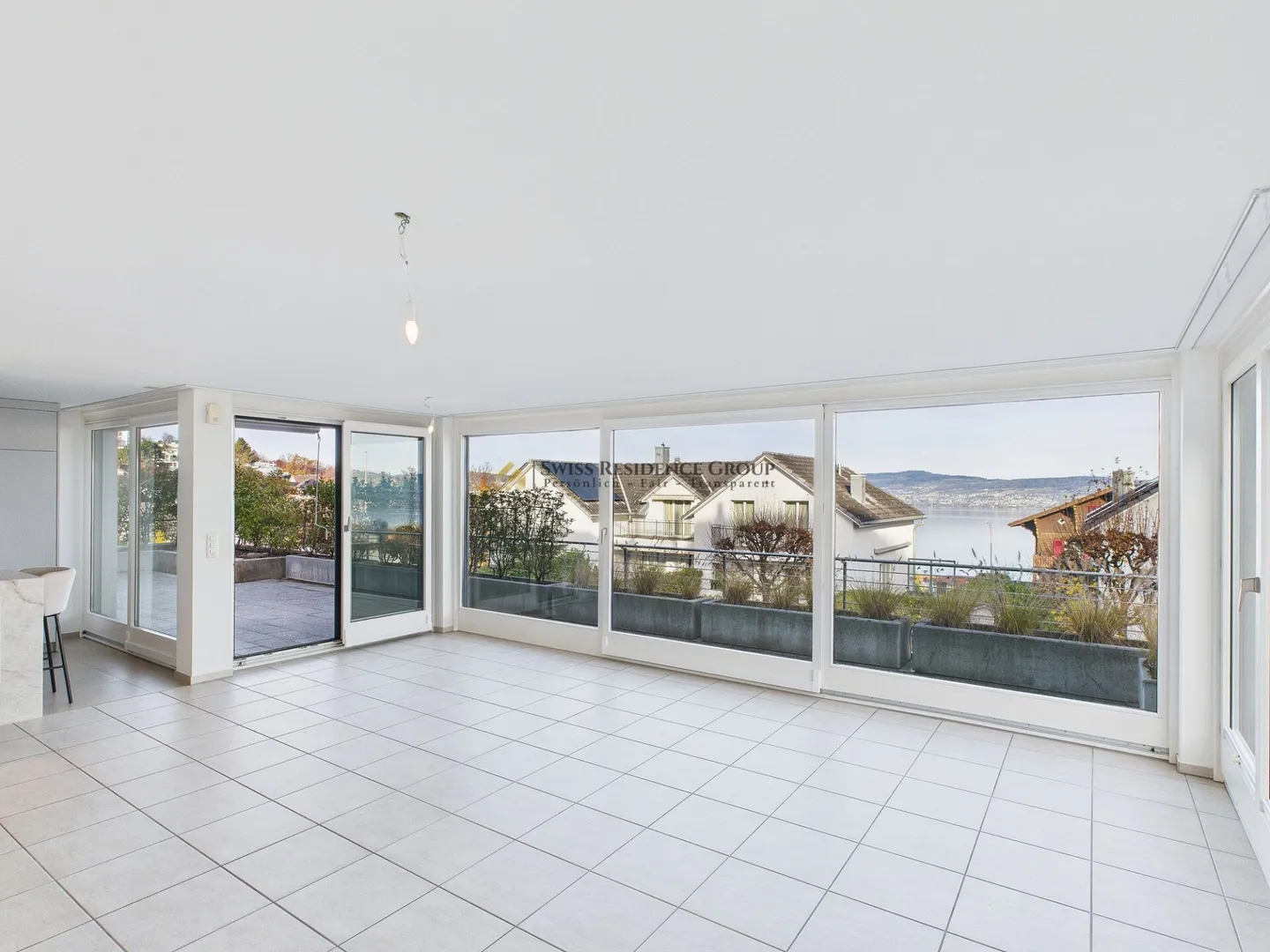 Wohnen mit Weitblick: Traumhafte 6.5-Zimmer-Terrassenwohnung mit Seesicht in Wollerau - Foto 4 von 28