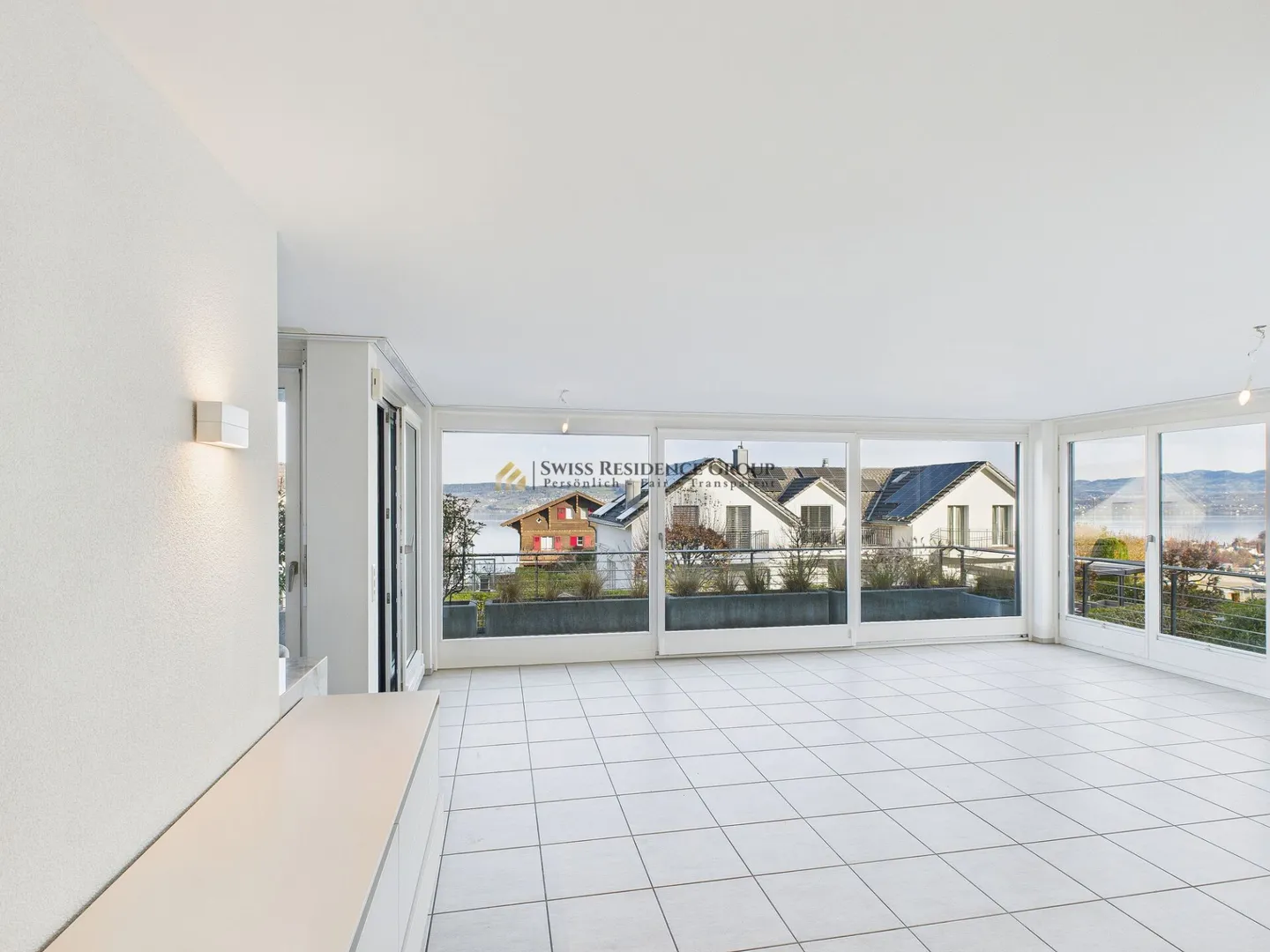 Wohnen mit Weitblick: Traumhafte 6.5-Zimmer-Terrassenwohnung mit Seesicht in Wollerau - Foto 3 von 28