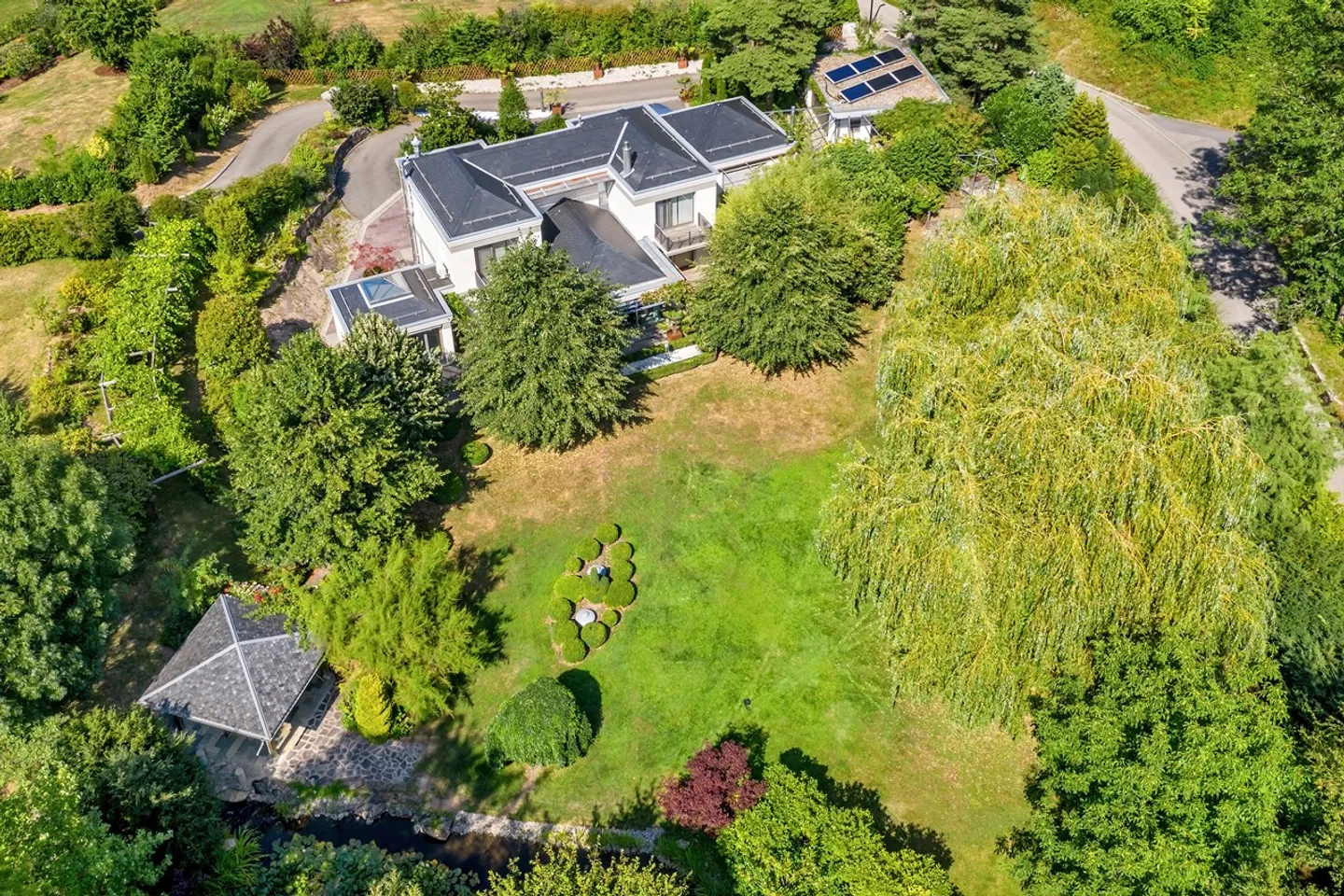 Extraordinary Property with 9 Rooms - Photo 2 of 12