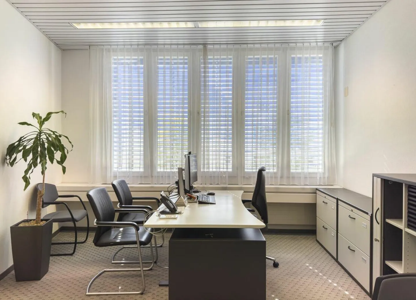 Central Practice and Office Space with Good Visibility - Photo 4 of 9