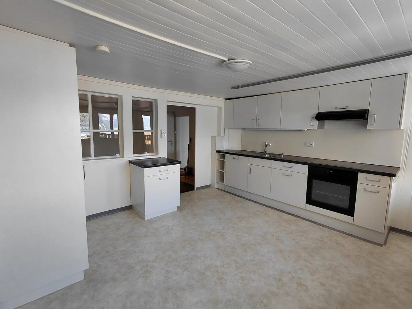 Appartement 3,5 pièces fraîchement rénové, lumineux et spacieux avec vue sur le lac - Photo 2 sur 9