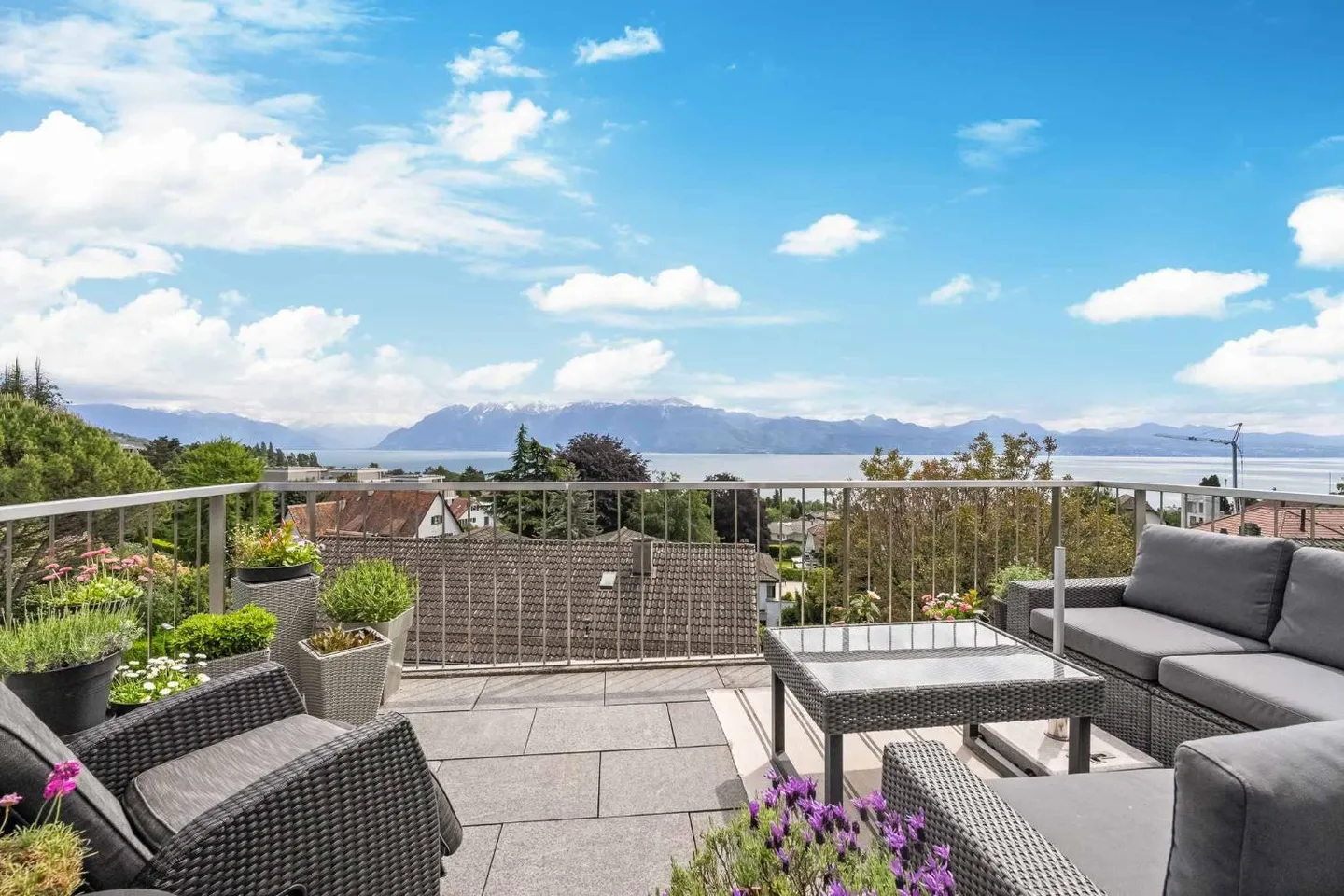 Exceptional penthouse with panoramic view of Lake Geneva - Photo 1 of 9