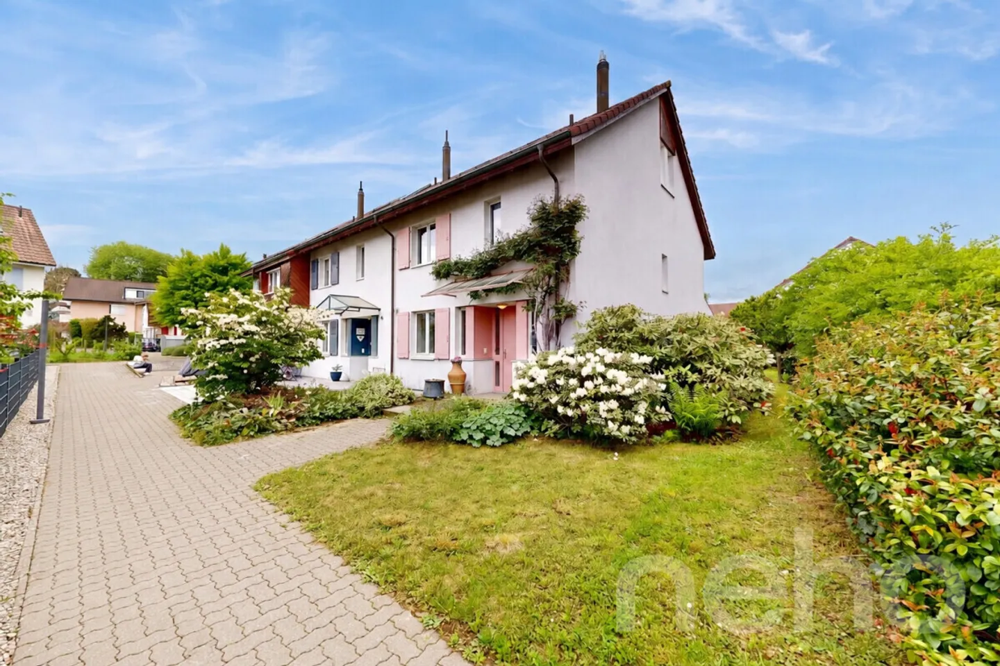 Casa angolare di 5,5 stanze con giardino idilliaco in una posizione adatta alle famiglie - Foto 3 di 12
