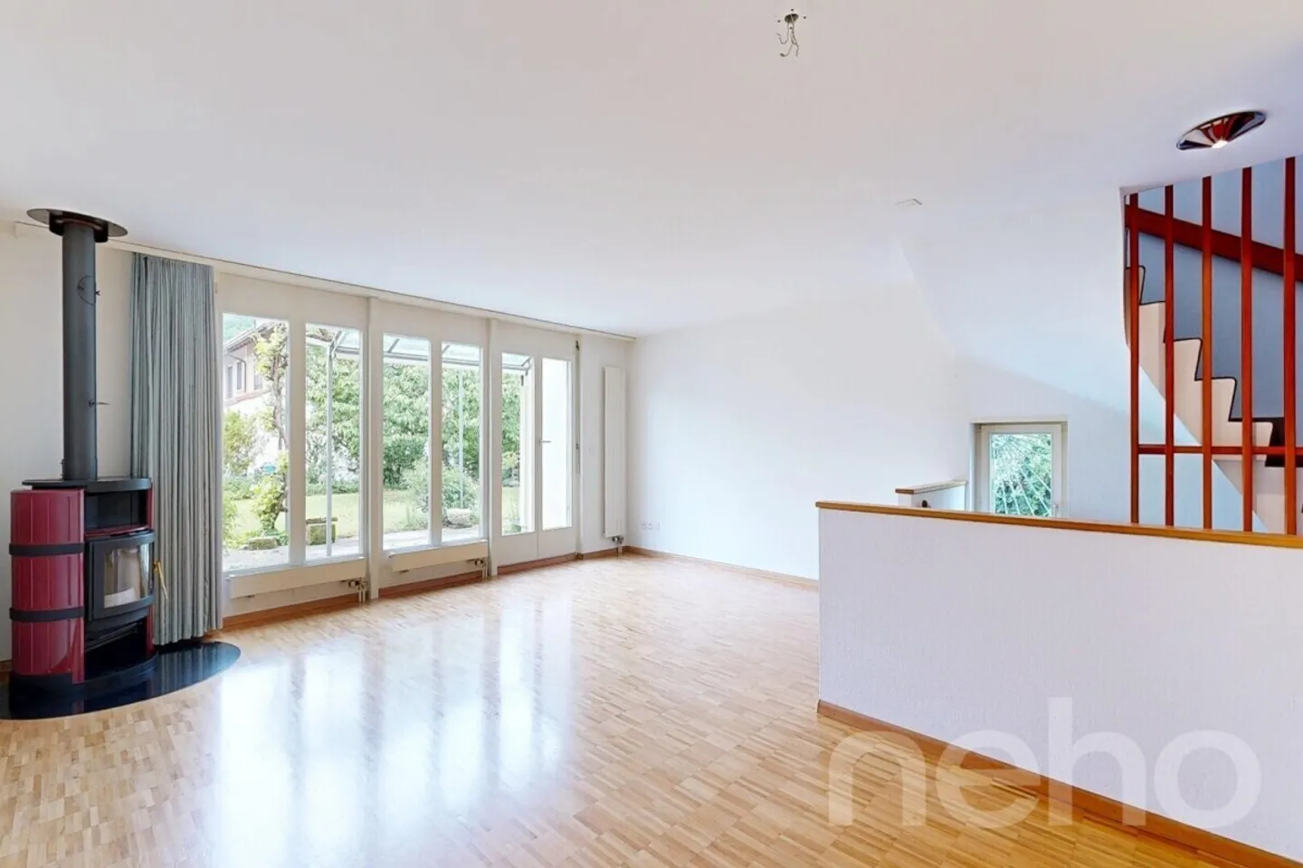 Casa angolare di 5,5 stanze con giardino idilliaco in una posizione adatta alle famiglie - Foto 5 di 12