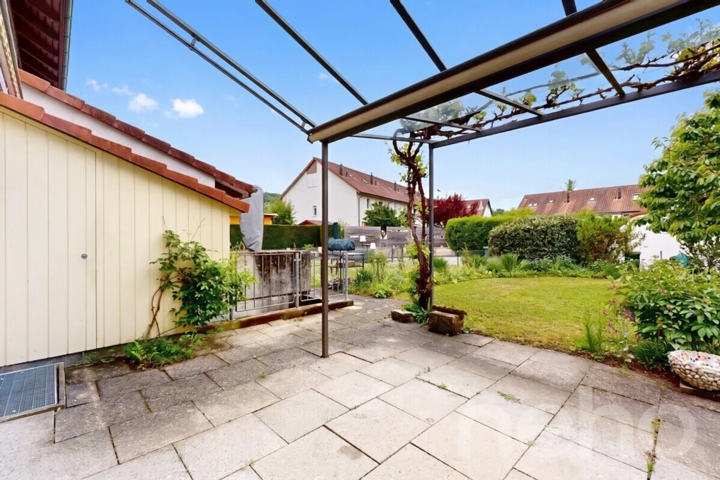 Casa angolare di 5,5 stanze con giardino idilliaco in una posizione adatta alle famiglie - Foto 2 di 12