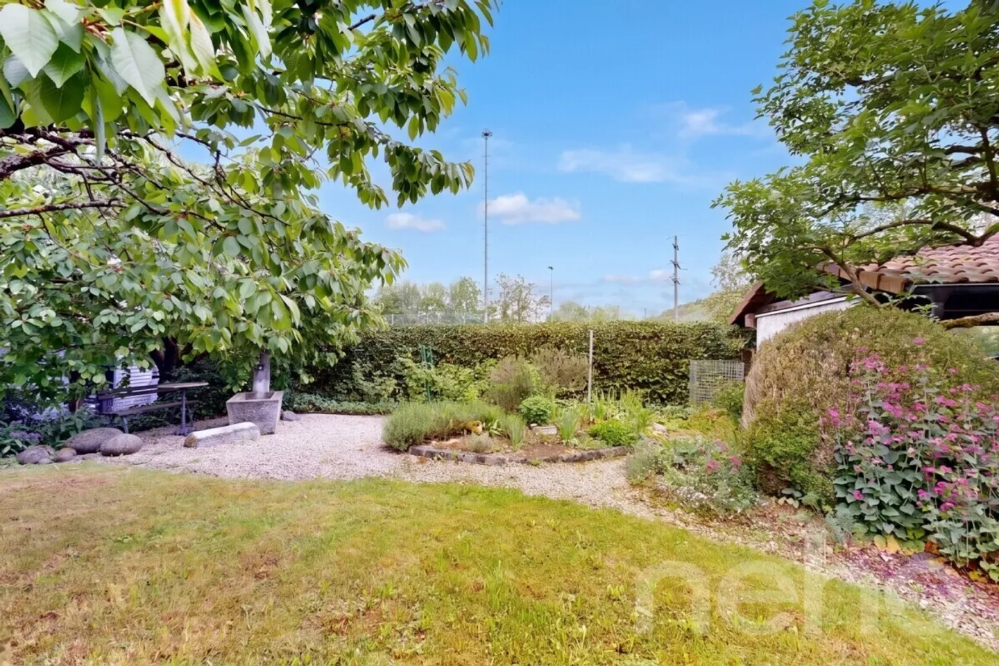 Casa angolare di 5,5 stanze con giardino idilliaco in una posizione adatta alle famiglie - Foto 1 di 12