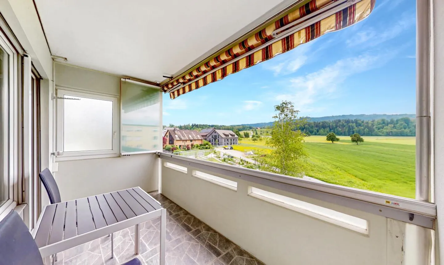 Appartement rénové de 4,5 pièces avec vue dégagée - Photo 2 sur 13