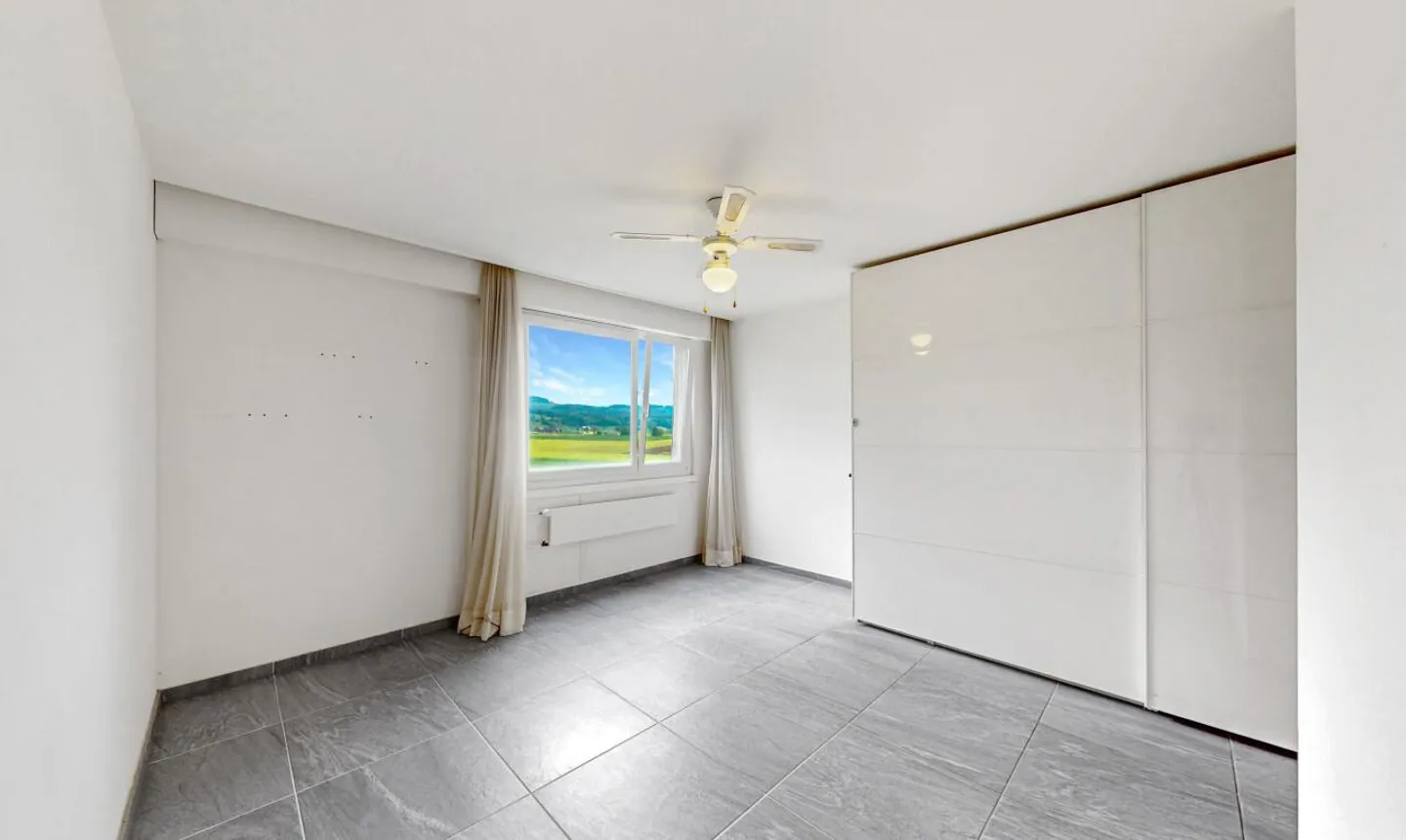 Appartement rénové de 4,5 pièces avec vue dégagée - Photo 9 sur 13