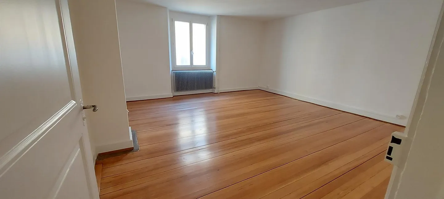 Appartamento duplex ristrutturato con stile nel cuore di Binningen - Foto 7 di 22