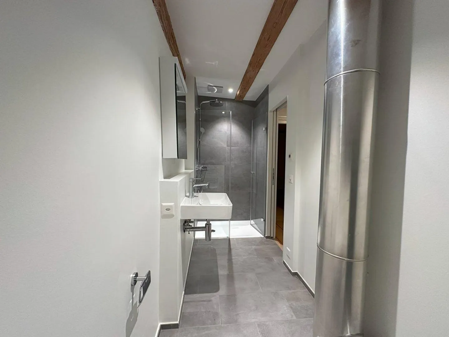 Appartamento duplex ristrutturato con stile nel cuore di Binningen - Foto 15 di 22