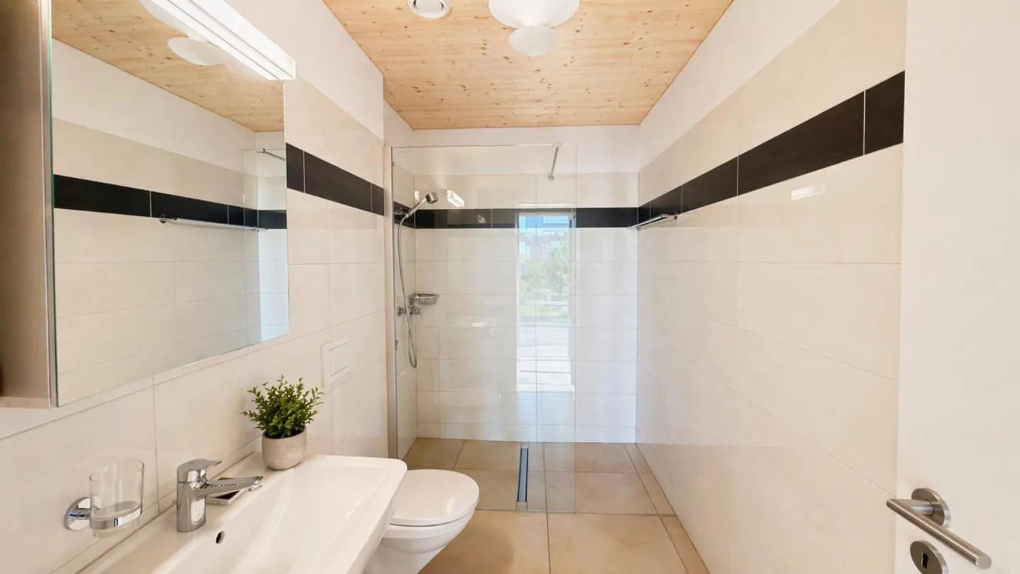 Sunny Penthouse Apartment with a View - Photo 5 of 11