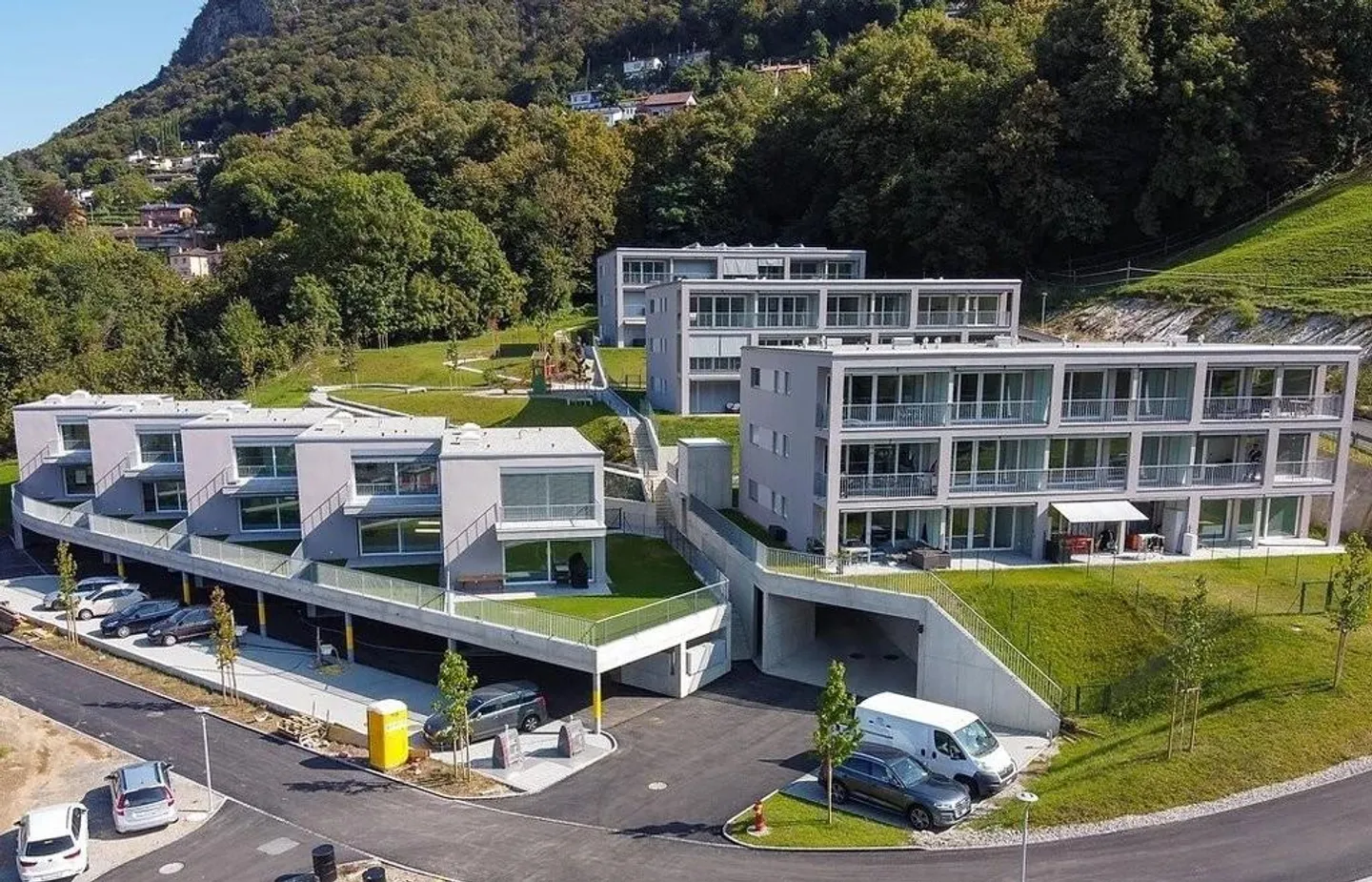 Moderno e luminoso 3.5 locali immerso nel verde a Pazzallo - Foto 1 von 6