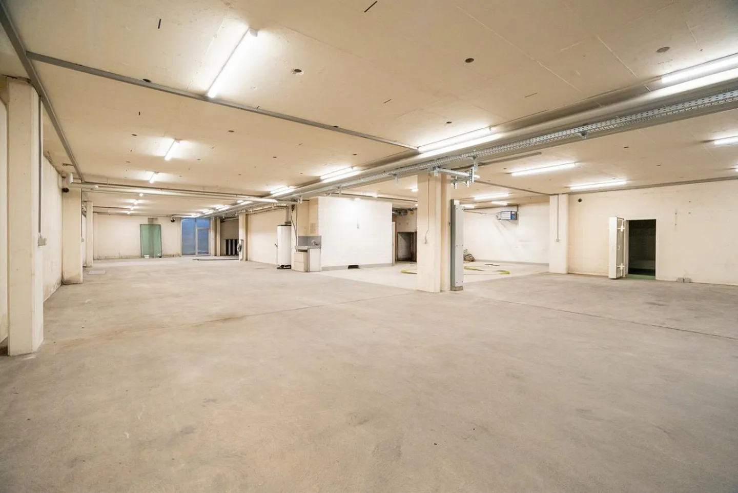 Spazio di stoccaggio in una posizione centrale - Foto 1 di 6