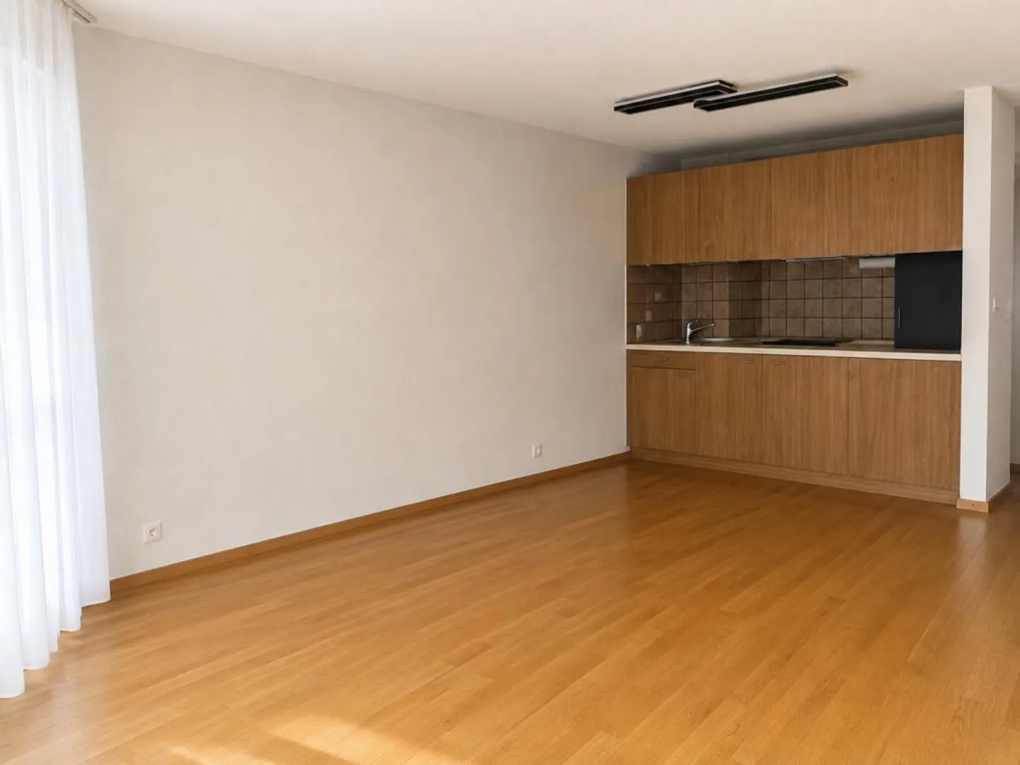Appartement 2.0 pièces abordable avec balcon et vue sur la montagne - Photo 2 sur 8