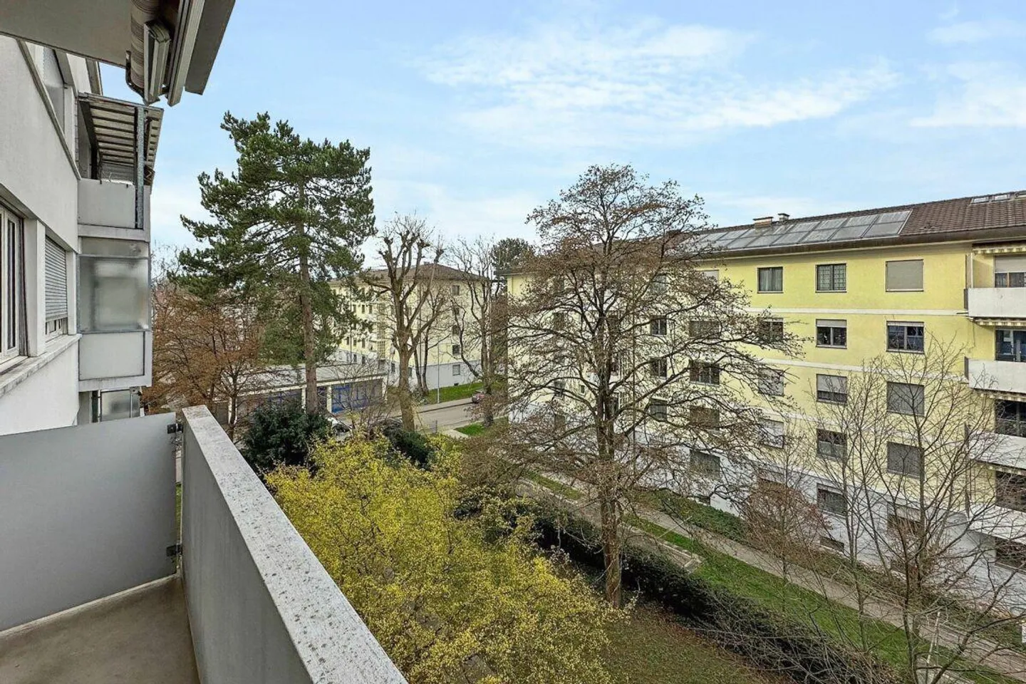 Luminoso appartamento di 4 stanze nel quartiere Iselin - Foto 3 di 8