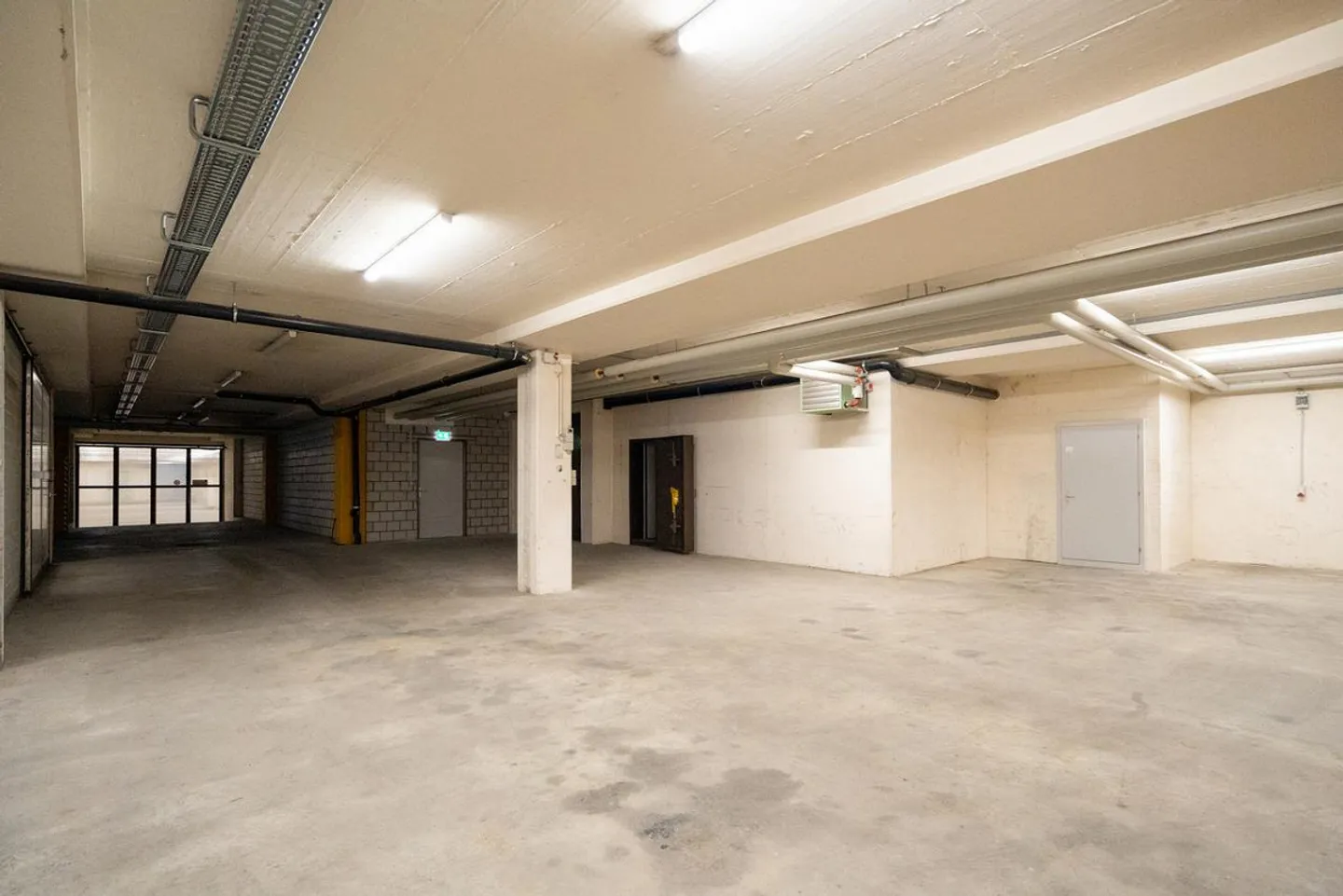 Spazio di stoccaggio in una posizione centrale - Foto 2 di 6