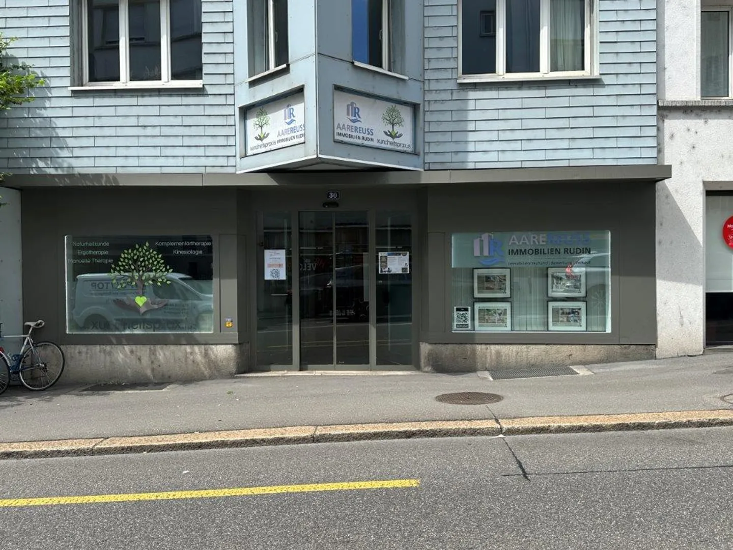 Petit espace de vente dans un emplacement central avec une très bonne efficacité publicitaire - Photo 1 sur 6
