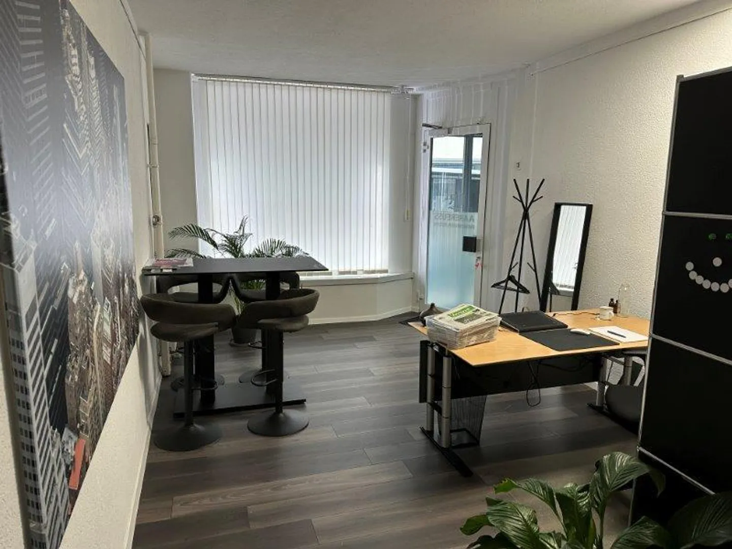 Petit espace de vente dans un emplacement central avec une très bonne efficacité publicitaire - Photo 4 sur 6