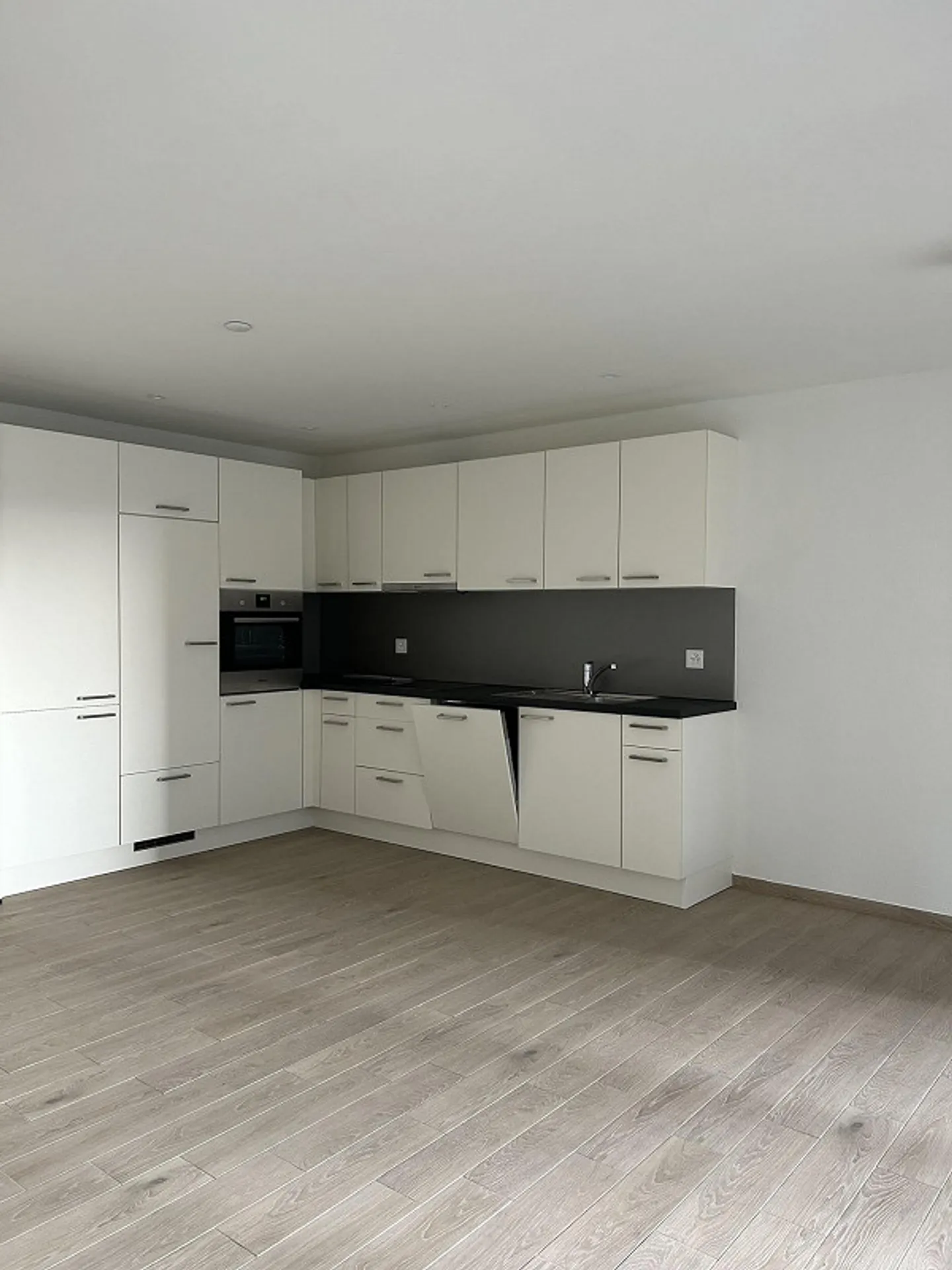 moderne 2.5-Zimmer-Wohnung im EG zu vermieten - Foto 2 von 9