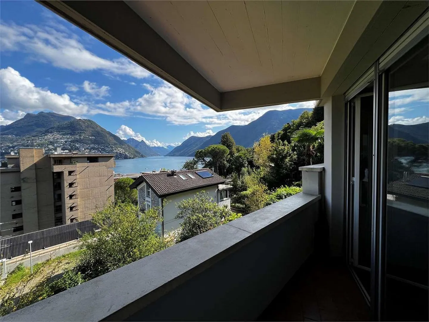 Paradise - 3.5 Rooms with Terrace and Lake View as well as Condominium Swimming Pool - Photo 5 of 12