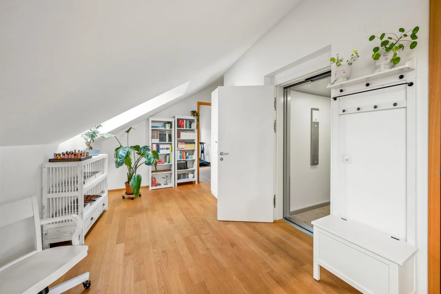 Attraente appartamento attico di 5,5 stanze (3 camere da letto) con 2 logge e uno spazio aggiuntivo in soffitta - Foto 2 di 13