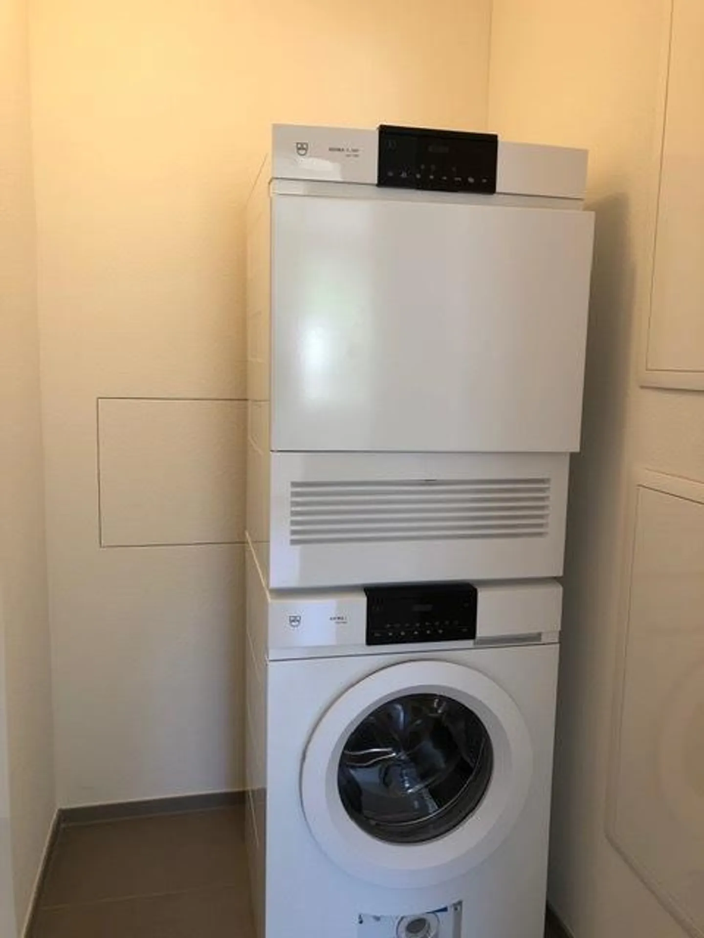 Appartamento spazioso e luminoso con balcone e 2 bagni - Foto 9 di 9