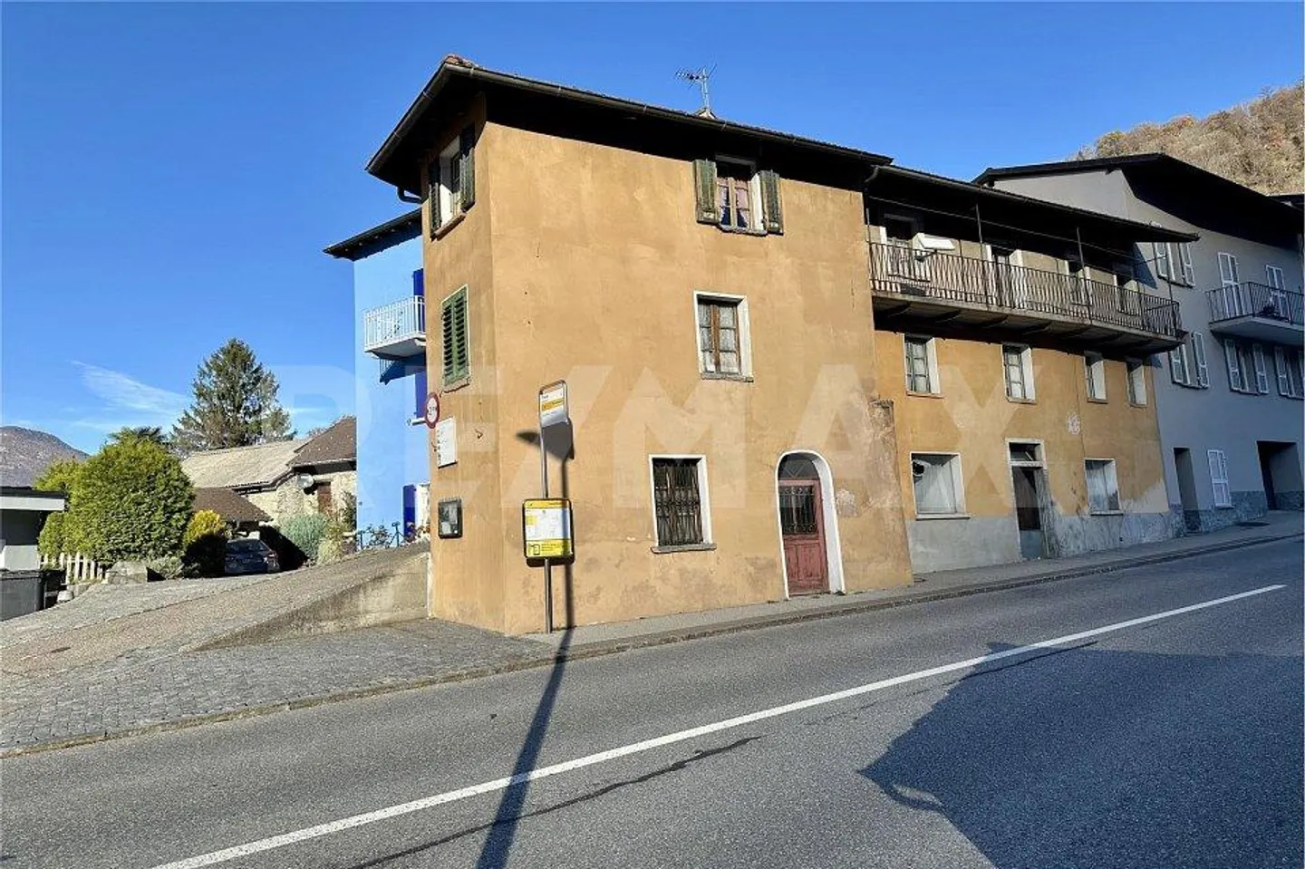 Casa di Nucleo Ticinese con Spazio Commerciale e Potenziale di Ristrutturazione - Photo 7 sur 13