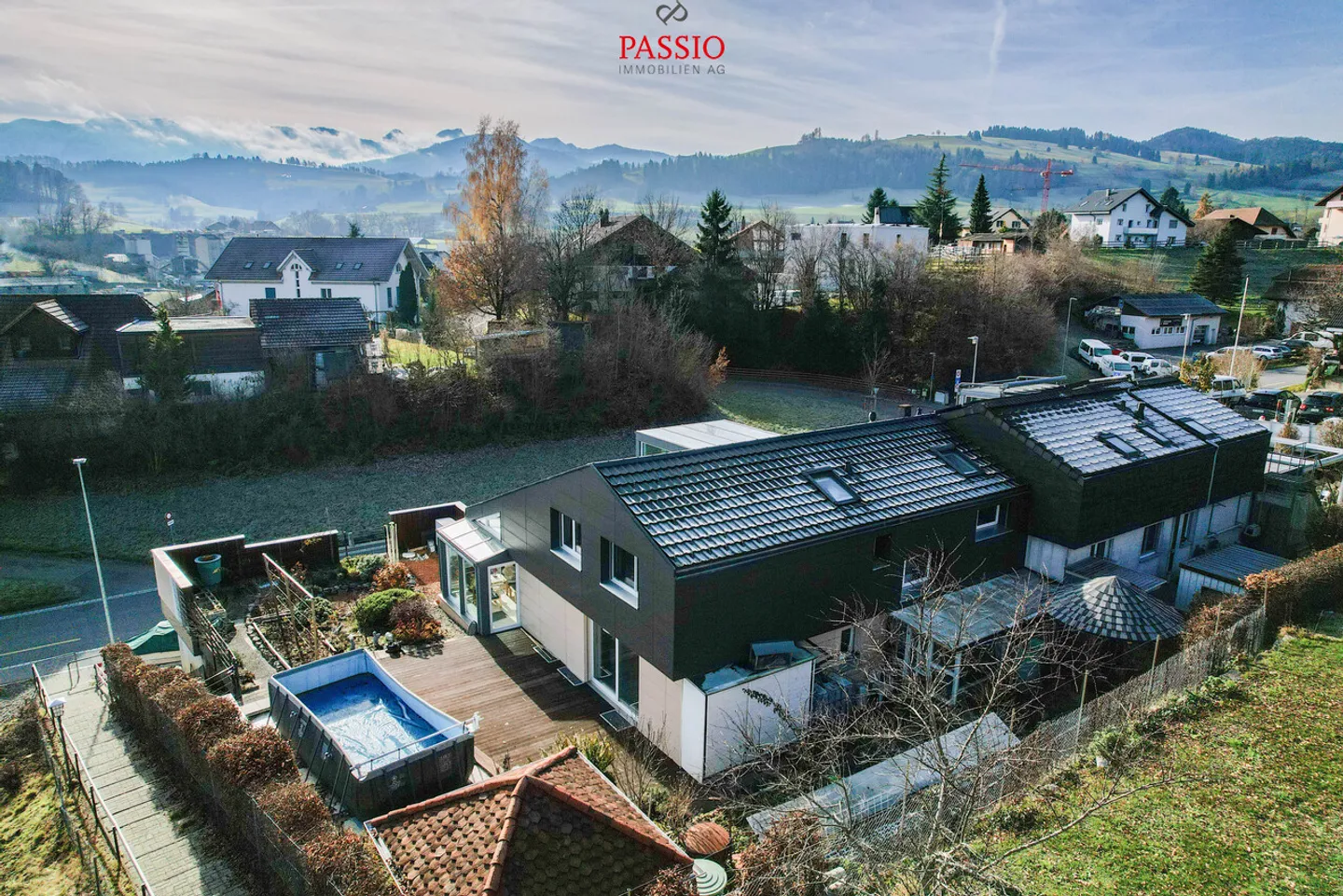 Casa bifamiliare di 7 stanze con studio, spazio commerciale e vista sulle Alpi - Foto 1 di 13