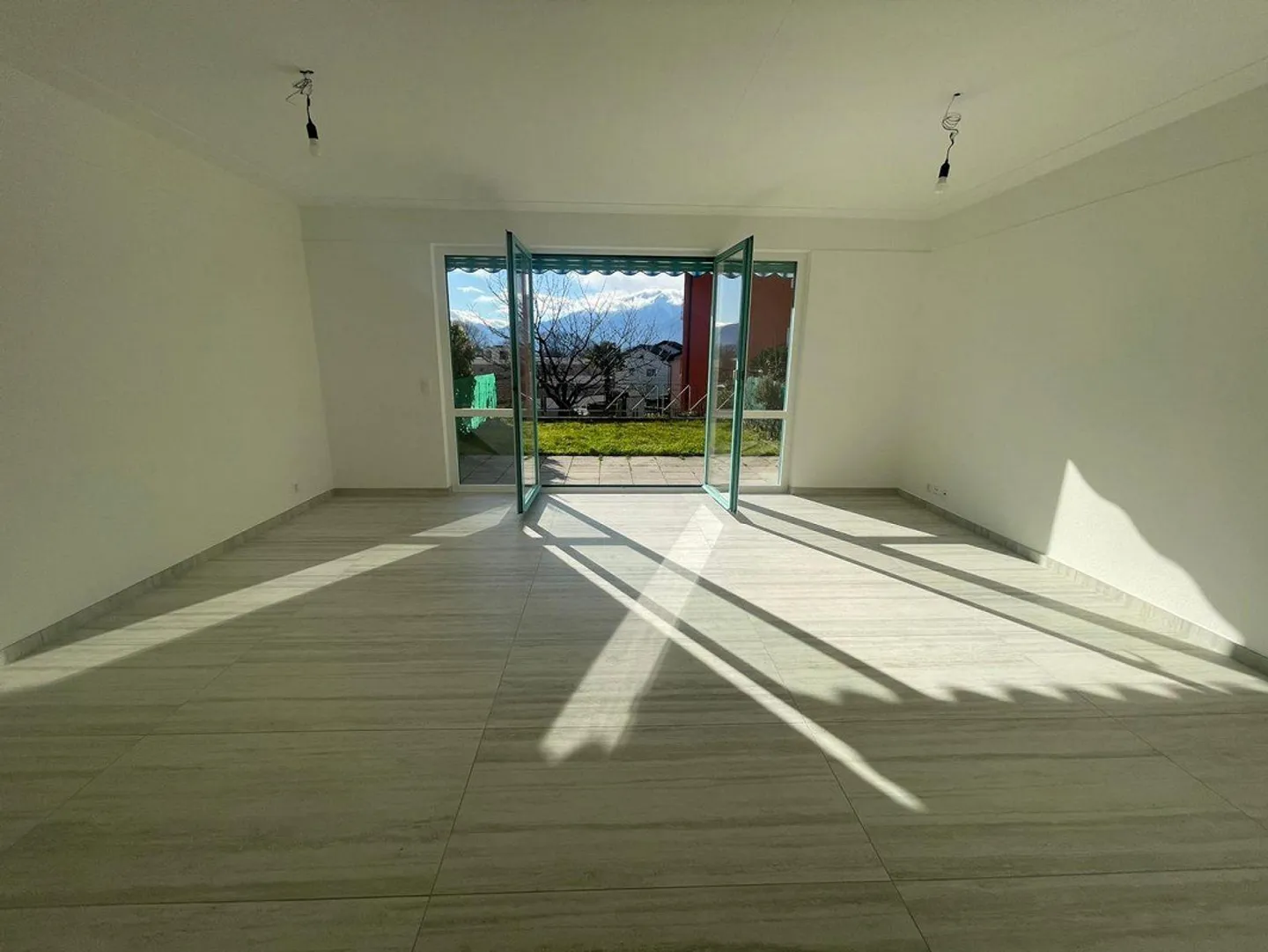 Renovated 5.5-room terraced house - Photo 2 of 13