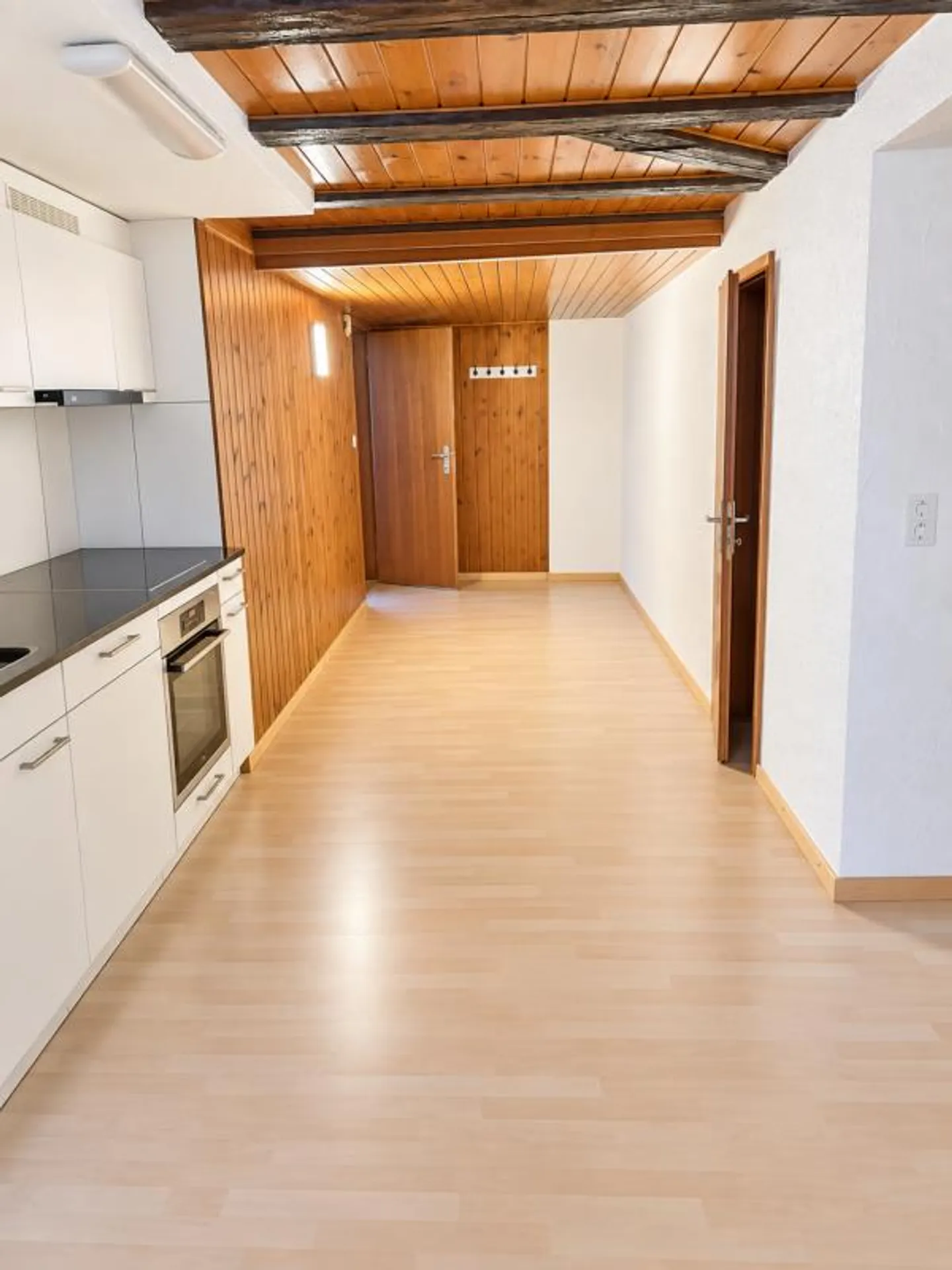 Spacious 3.5 Room Penthouse - Photo 2 of 9
