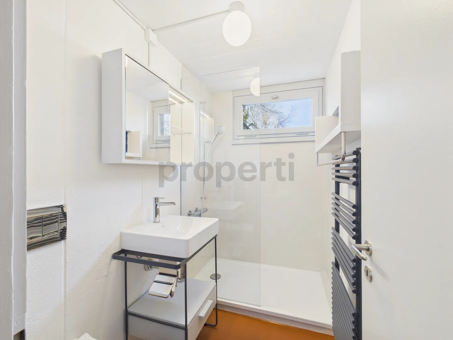 Wohnen in einer Ikone der Schweizer Architektur | Einzigartige 4.5-Zimmer-Maisonettewohnung im denkmalgeschützten Atelier-5-Ensemble in Flamatt - Foto 6 di 13