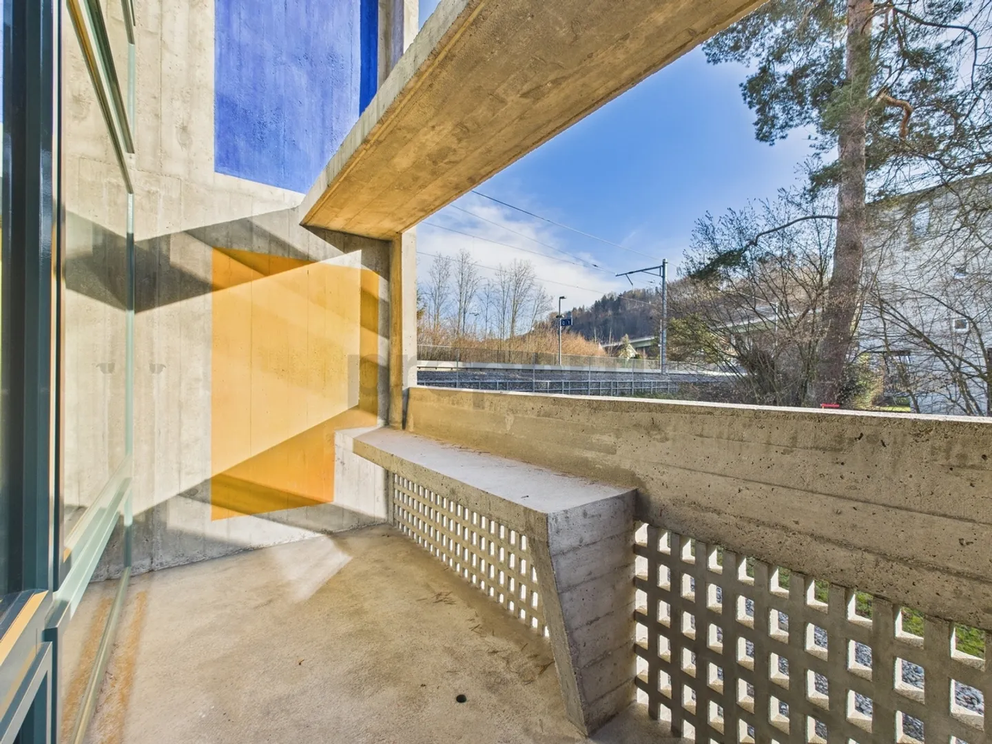 Wohnen in einer Ikone der Schweizer Architektur | Einzigartige 4.5-Zimmer-Maisonettewohnung im denkmalgeschützten Atelier-5-Ensemble in Flamatt - Foto 7 di 13
