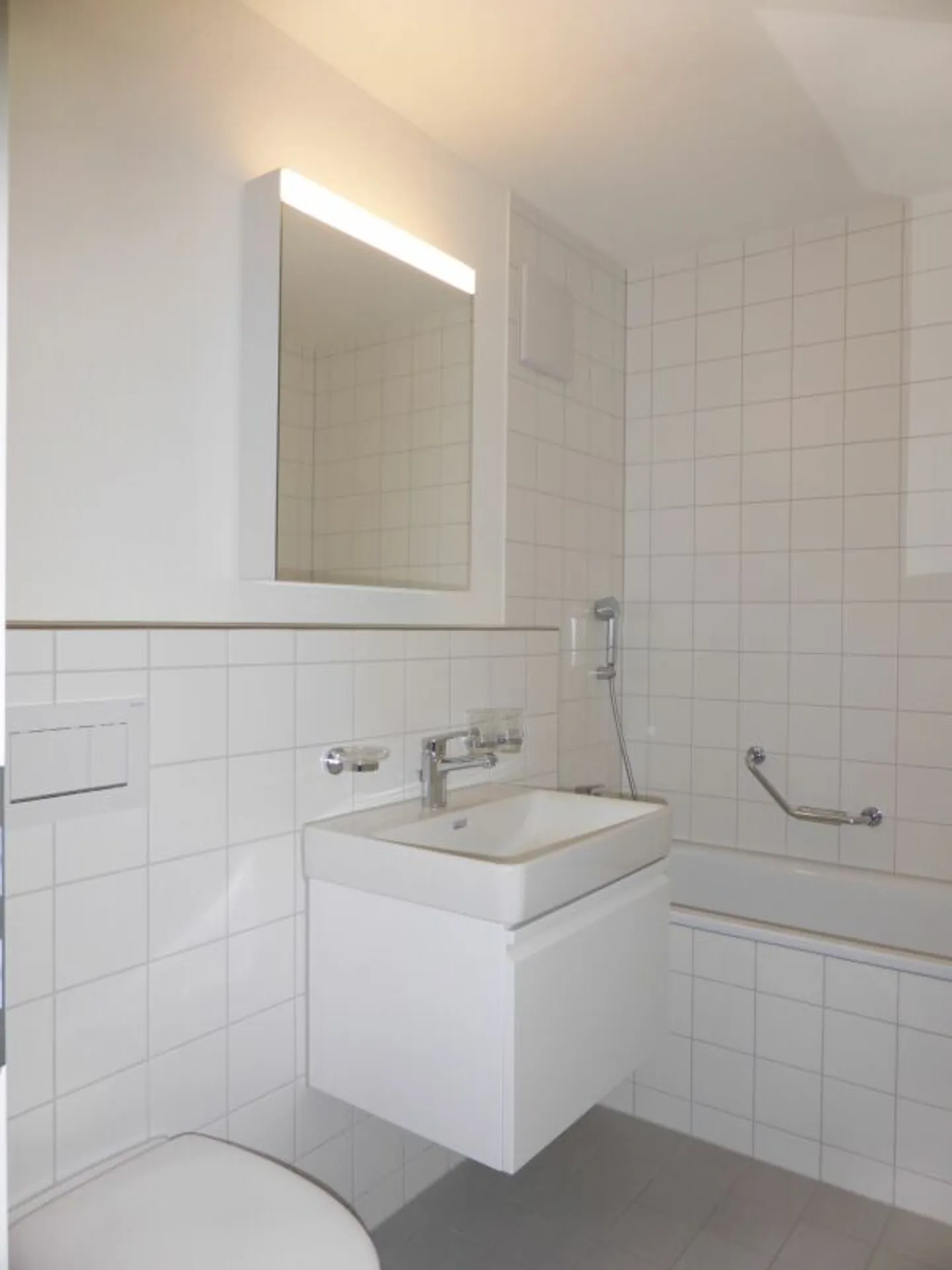 Elegant Apartment - Photo 5 of 6