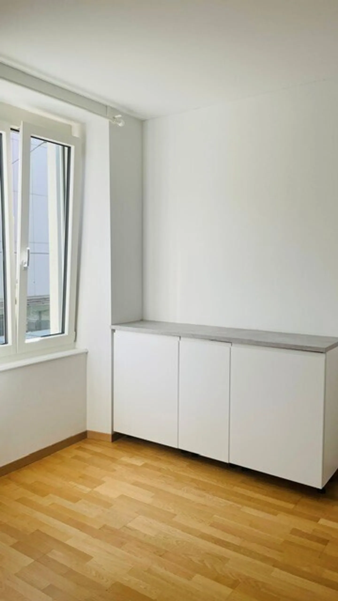 Central and comfortable 4.5-room apartment near Wiedikon train station - Photo 5 of 10